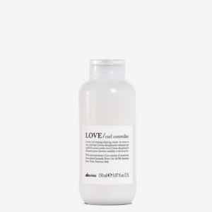 produit love curl controller de Davines debout sur fond blanc