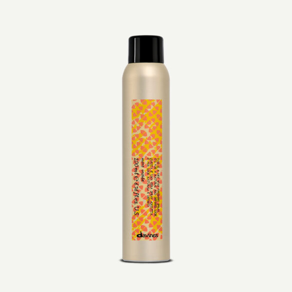 spray dry wax de DAVINES debout sur fond blanc